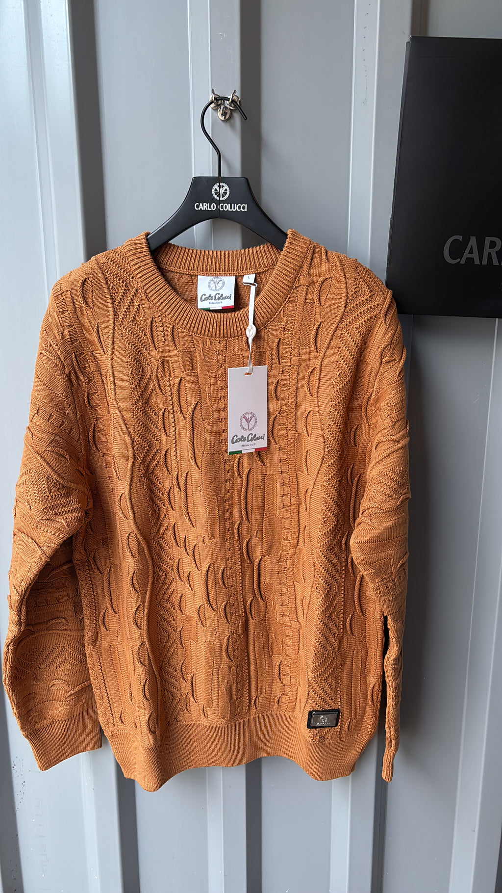Carlo Colucci Strickpullover – Braun/Camel – Strukturmuster