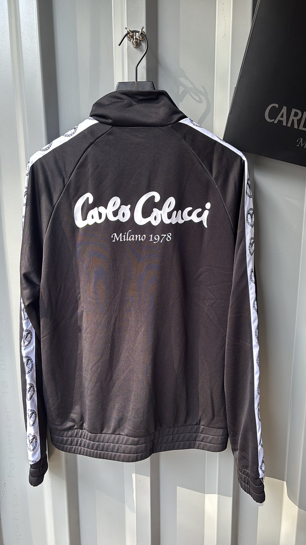 Carlo Colucci Trackjacke Schwarz – Milano 1978 – Statement Backprint