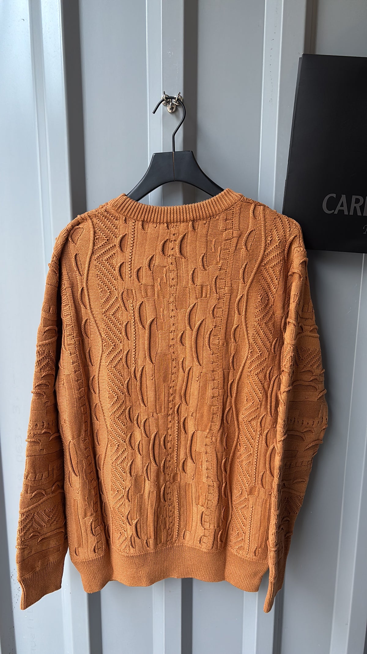 Carlo Colucci Strickpullover – Braun/Camel – Strukturmuster