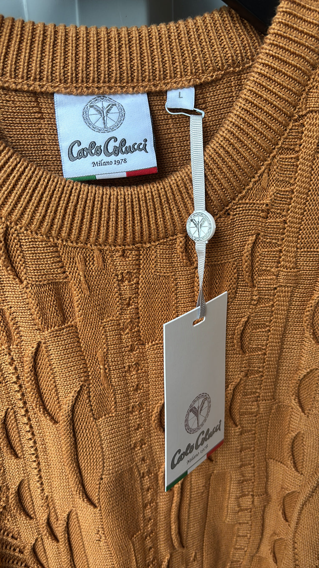 Carlo Colucci Strickpullover – Braun/Camel – Strukturmuster