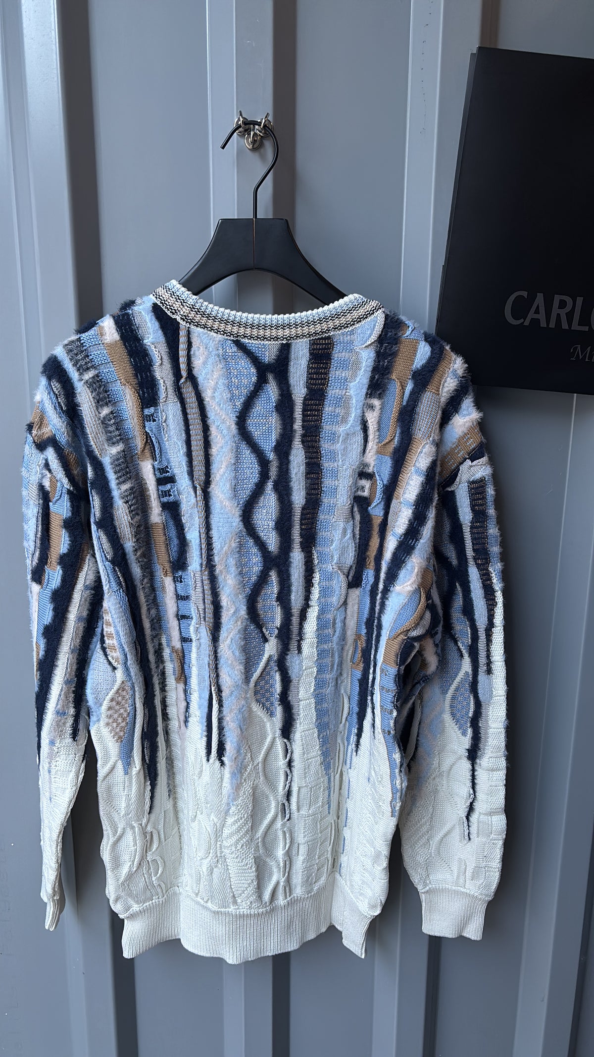 Carlo Colucci Strickpullover – Blau/Weiß mit Fluffy Garn